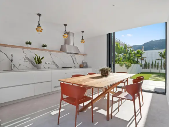 3-bedroom Villa In Benidorm, Spain (386 M²)