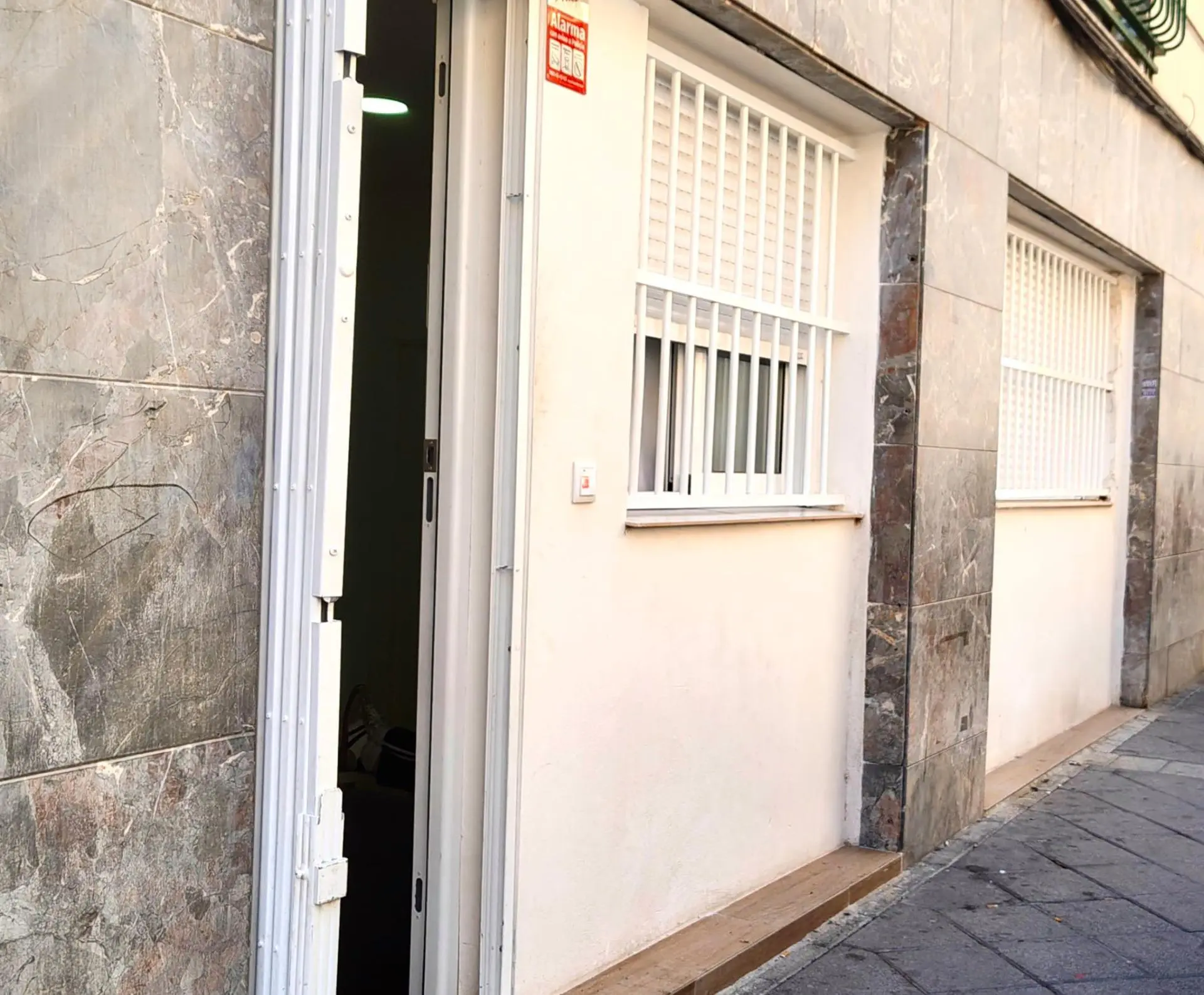 Commercial Unit Of 150 M² In Elche, Spain
