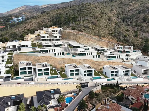 4-bedroom Villa In Benidorm, Spain (318 M²)
