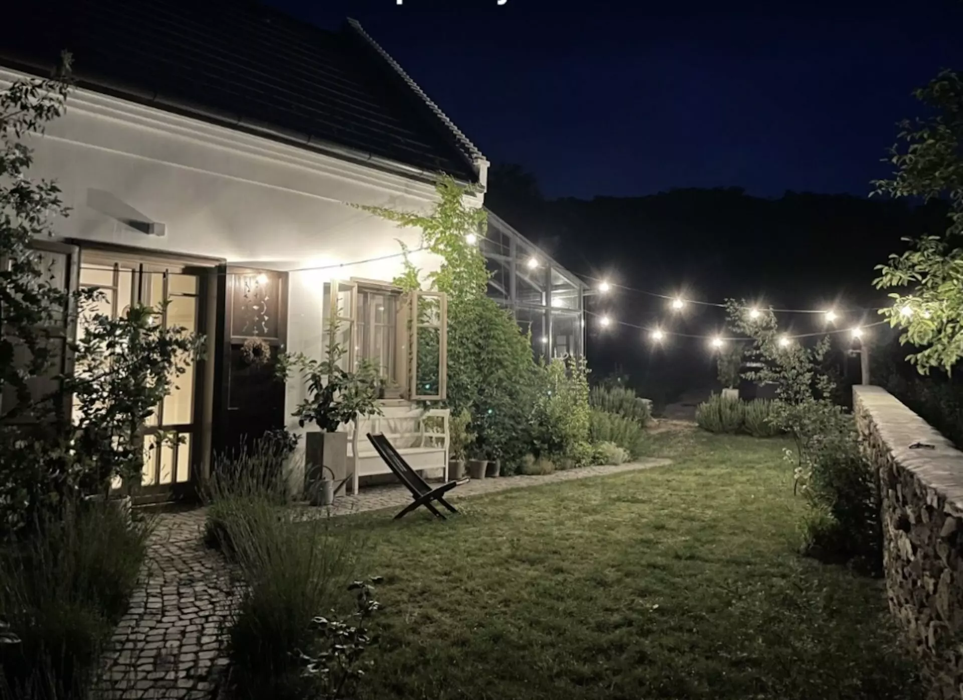 House Of 1800 M² With Off-grid Features In Káli Basin