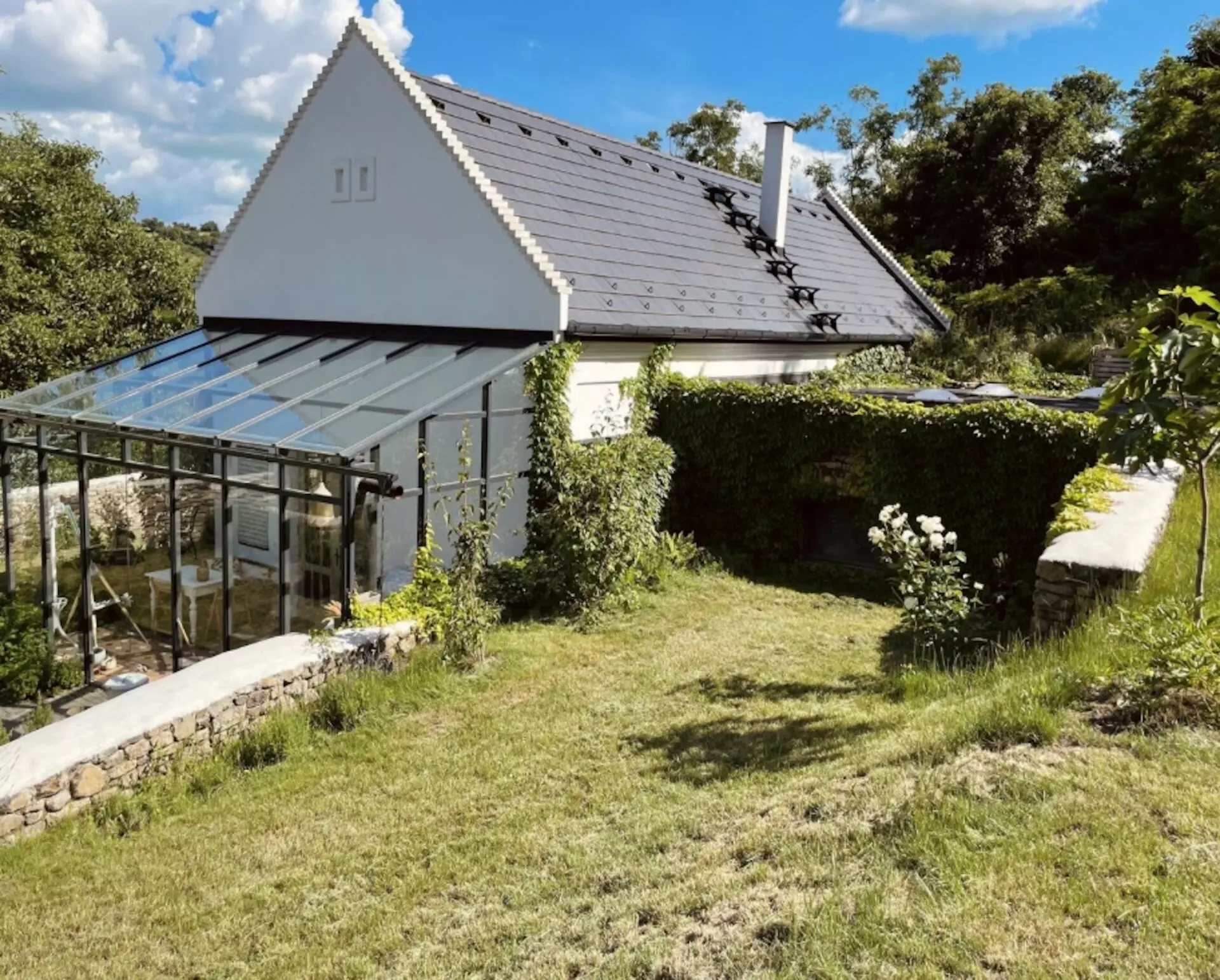 House Of 1800 M² With Off-grid Features In Káli Basin