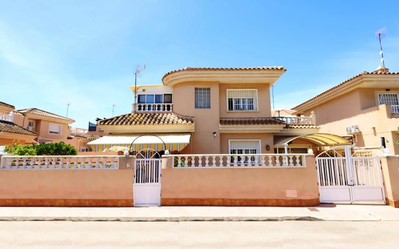 Villa Of 98 M² In Punta Prima, Spain