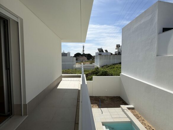 House With 3 Floors T4 + 1 Almada /portugal