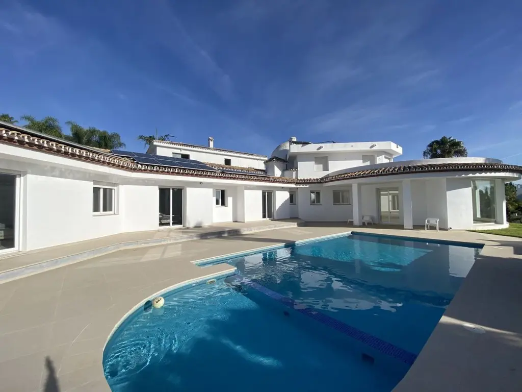 Villa Of 1000 M² In El Paraíso Spain
