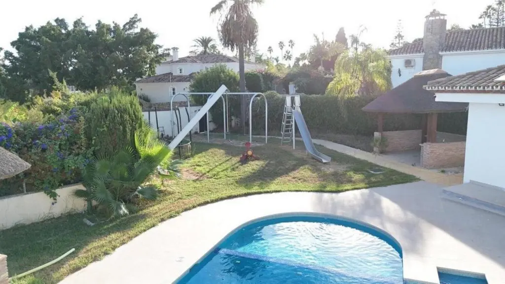 Villa Of 1000 M² In El Paraíso Spain