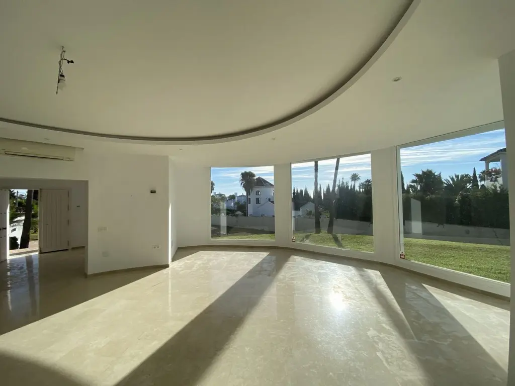 Villa Of 1000 M² In El Paraíso Spain