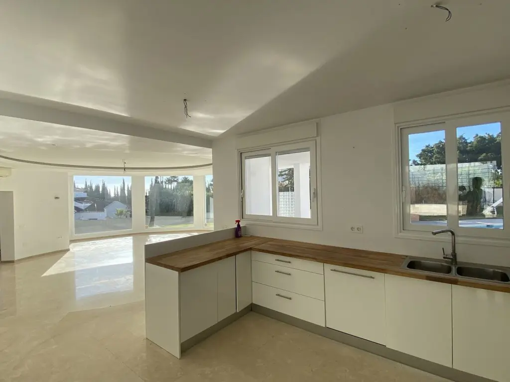Villa Of 1000 M² In El Paraíso Spain