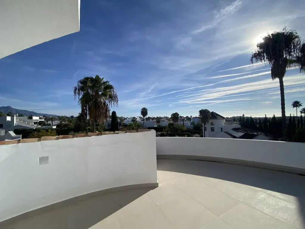 Villa Of 1000 M² In El Paraíso Spain