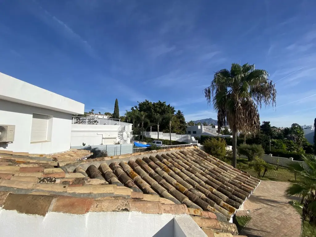 Villa Of 1000 M² In El Paraíso Spain