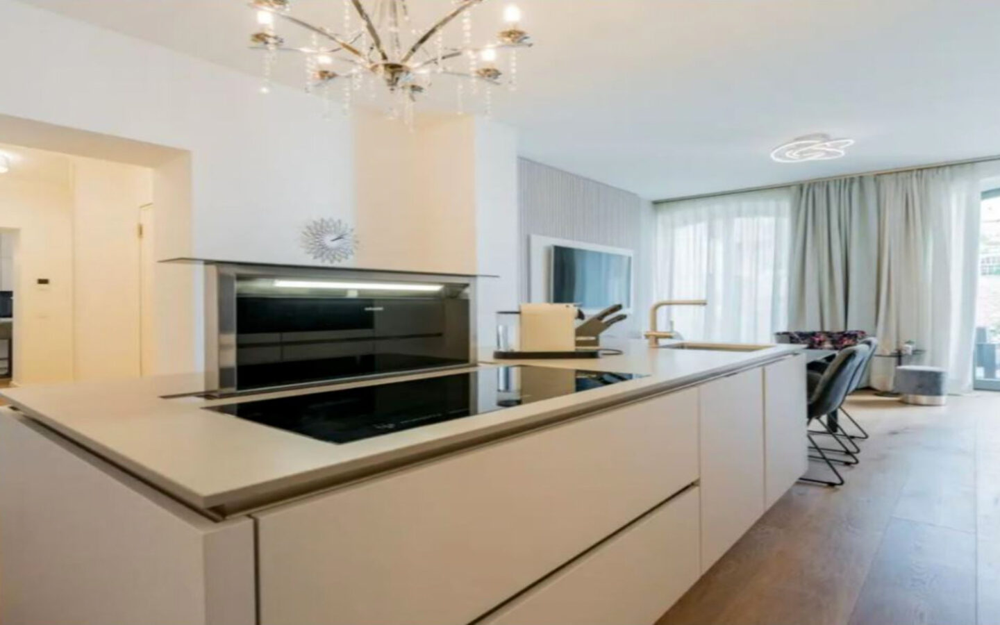 Moderne Wohlfühloase: Helle 2-zimmer-wohnung Mit Balkon Und Aufzug In Leverkusen