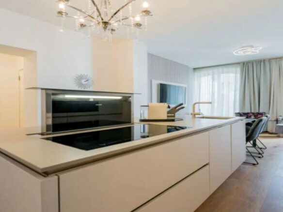 Moderne Wohlfühloase: Helle 2-zimmer-wohnung Mit Balkon Und Aufzug In Leverkusen