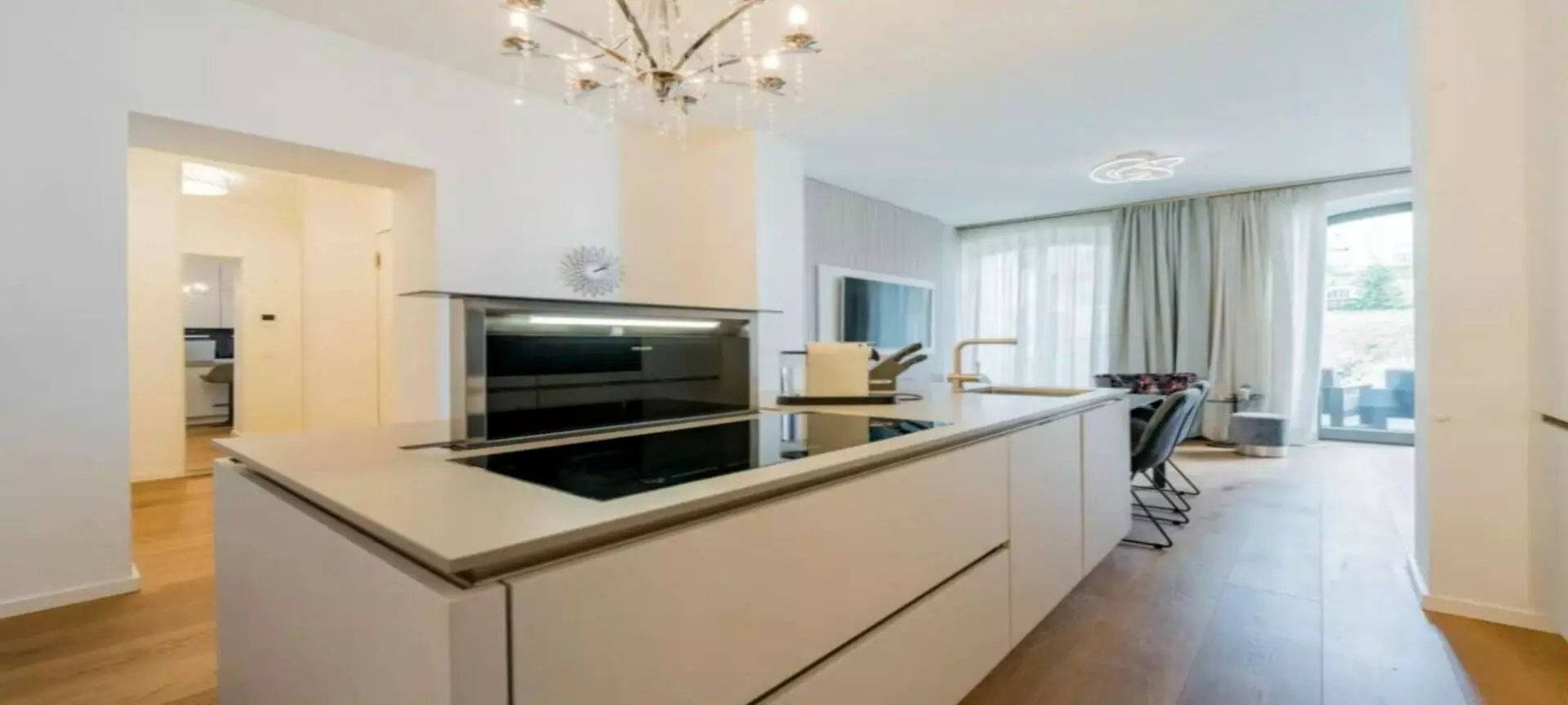 Moderne Wohlfühloase: Helle 2-zimmer-wohnung Mit Balkon Und Aufzug In Leverkusen