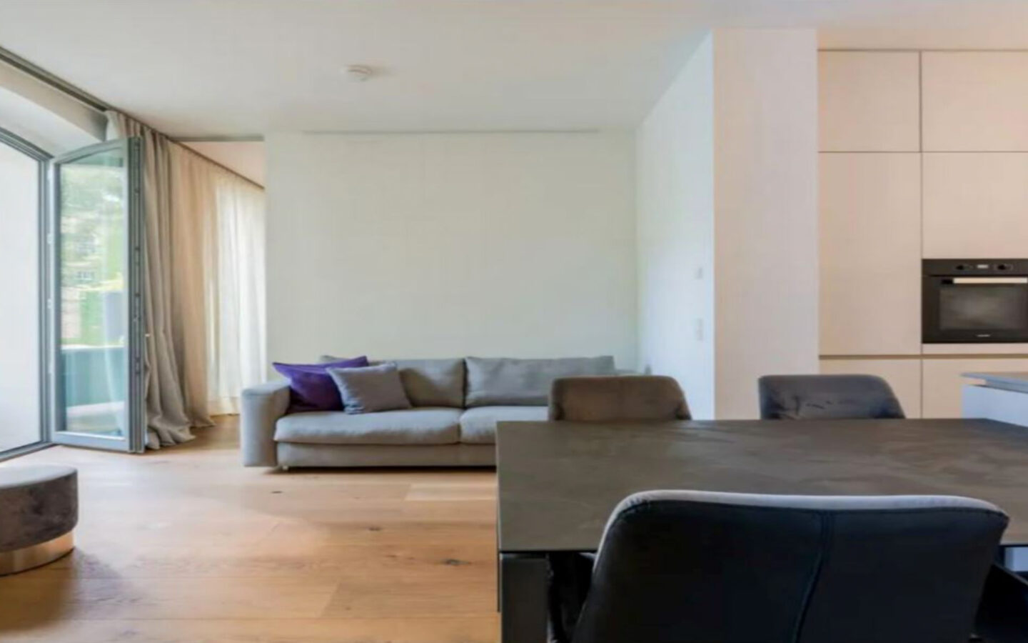 Moderne Wohlfühloase: Helle 2-zimmer-wohnung Mit Balkon Und Aufzug In Leverkusen
