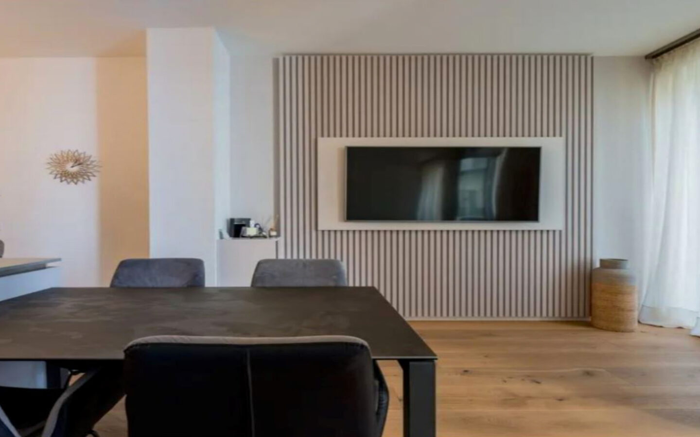 Moderne Wohlfühloase: Helle 2-zimmer-wohnung Mit Balkon Und Aufzug In Leverkusen