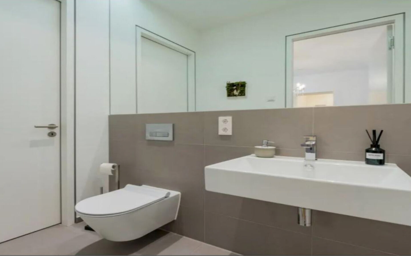 Moderne Wohlfühloase: Helle 2-zimmer-wohnung Mit Balkon Und Aufzug In Leverkusen
