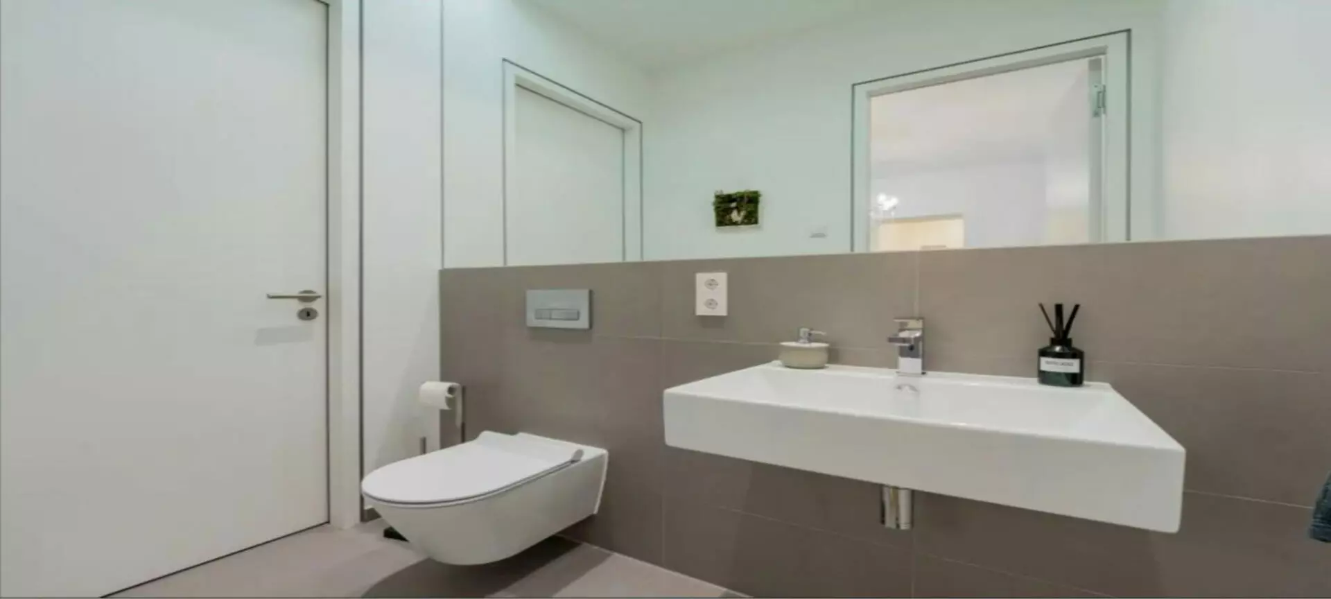 Moderne Wohlfühloase: Helle 2-zimmer-wohnung Mit Balkon Und Aufzug In Leverkusen