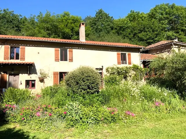 House Of 4 Beds With Riverside Outbuildings In Old Mill