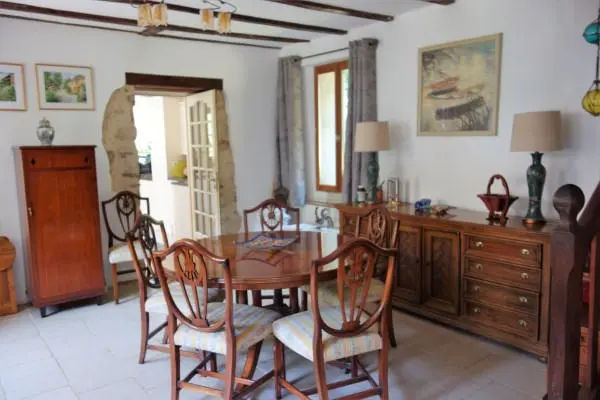 House Of 4 Beds With Riverside Outbuildings In Old Mill