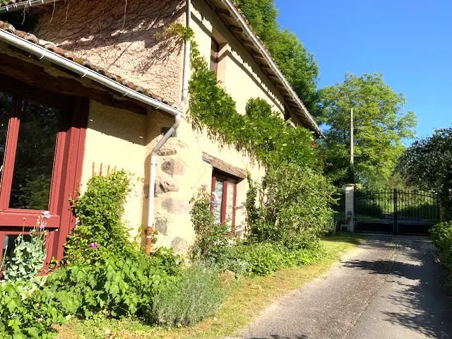 House Of 4 Beds With Riverside Outbuildings In Old Mill