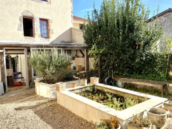 6-bedroom House In Confolens, France (359 M²)