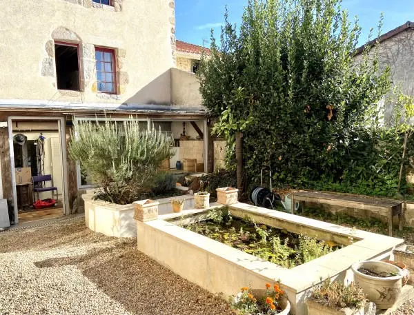 Character 4-bedroom Property Of 200 M² With Garden, Folly In Confolens