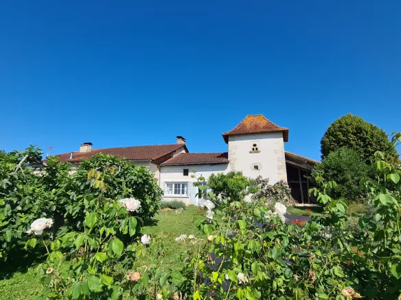 House Of 200 M² With Renovated Interior In Village