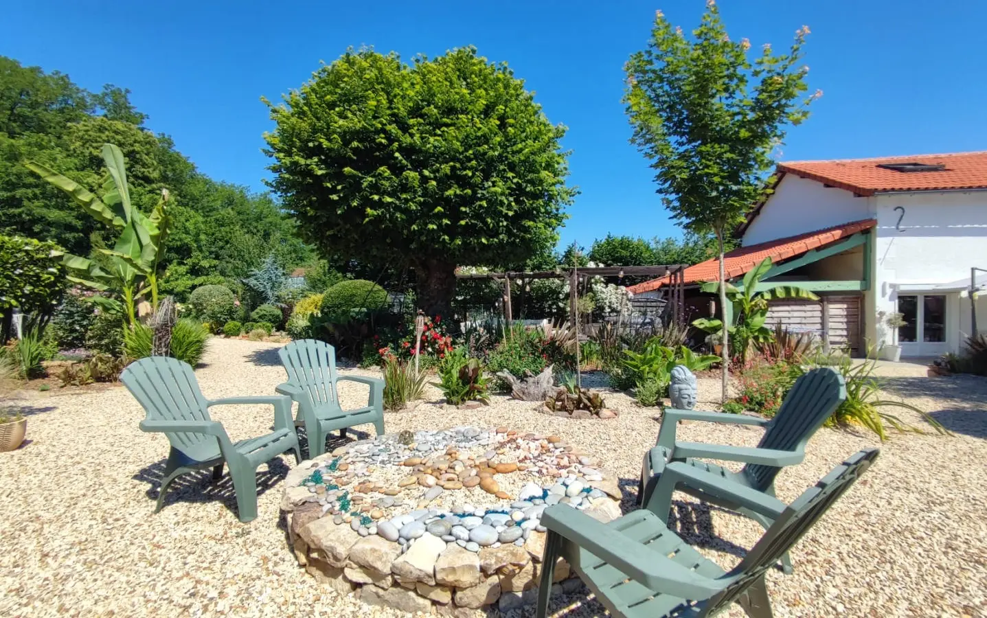 Apartment Of 100 M² With 4 Bedrooms, 2 Bathrooms, Garden, Close To Shops In Nieuil, Charente