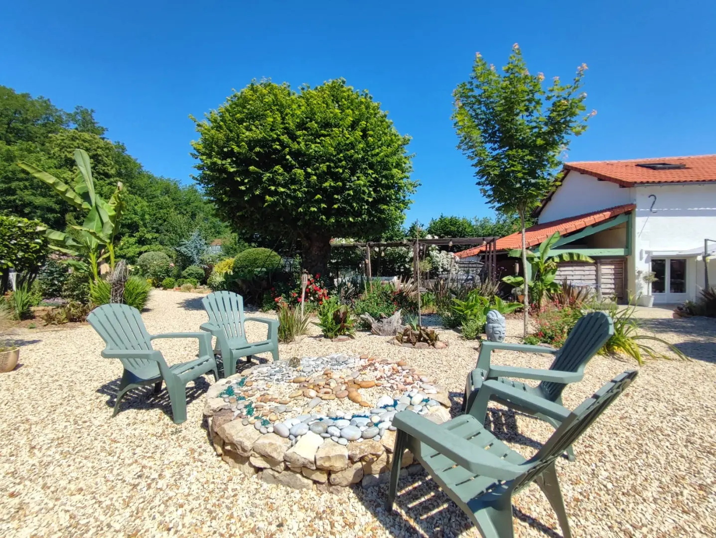 Apartment Of 100 M² With 4 Bedrooms, 2 Bathrooms, Garden, Close To Shops In Nieuil, Charente