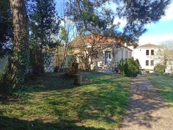 Character 4-bedroom Property Of 200 M² With Garden, Folly In Confolens