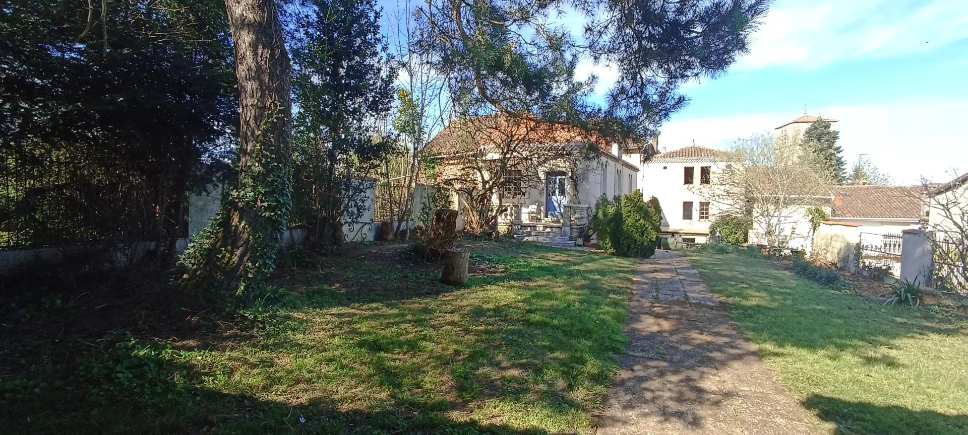 Character 4-bedroom Property Of 200 M² With Garden, Folly In Confolens