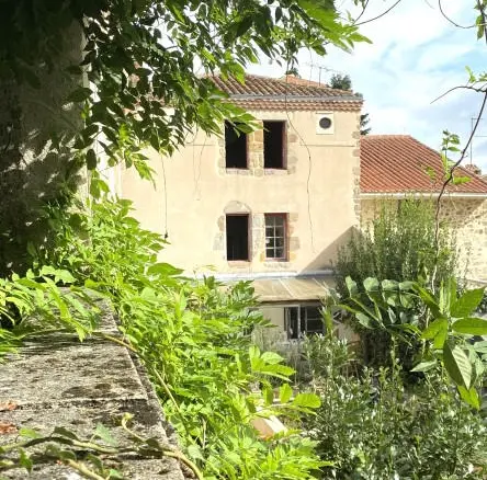 6-bedroom House In Confolens, France (359 M²)