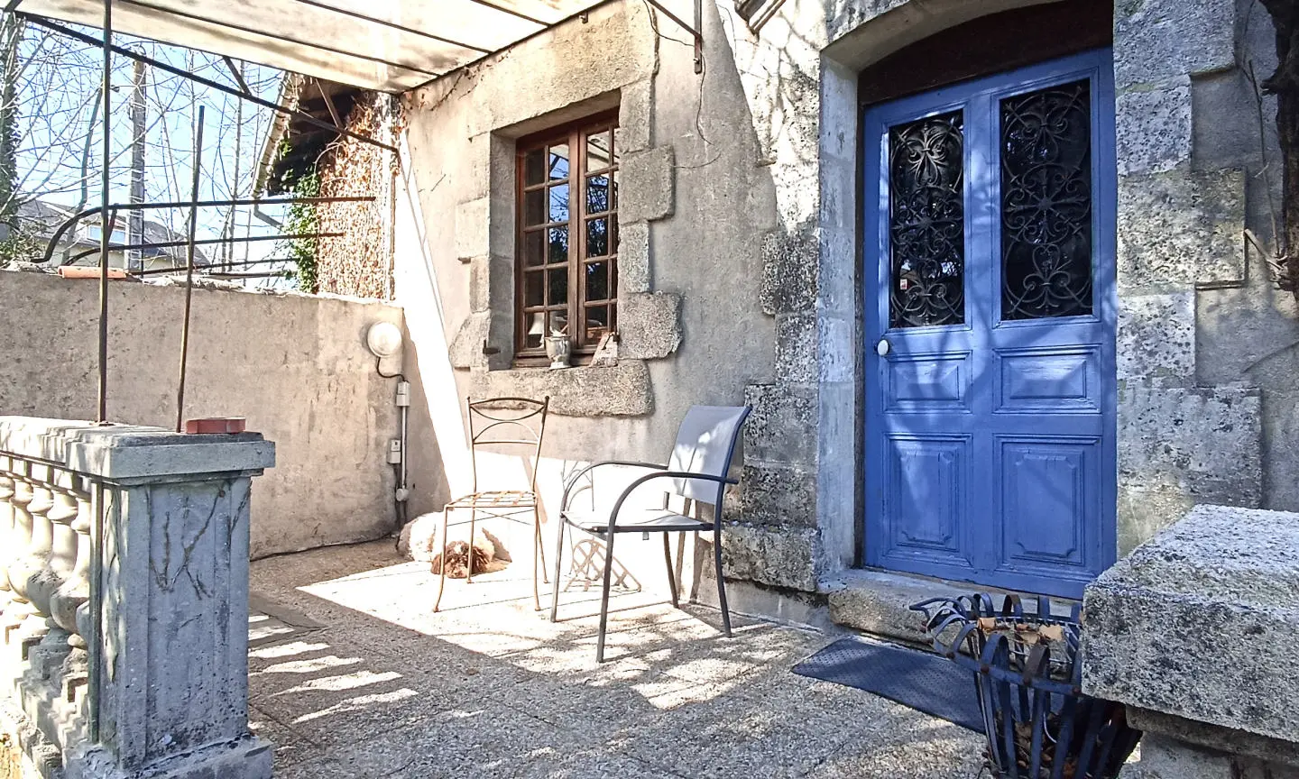 Character 4-bedroom Property Of 200 M² With Garden, Folly In Confolens