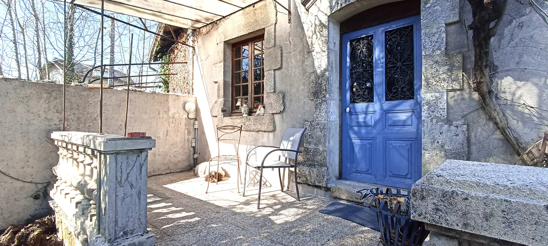 Character 4-bedroom Property Of 200 M² With Garden, Folly In Confolens