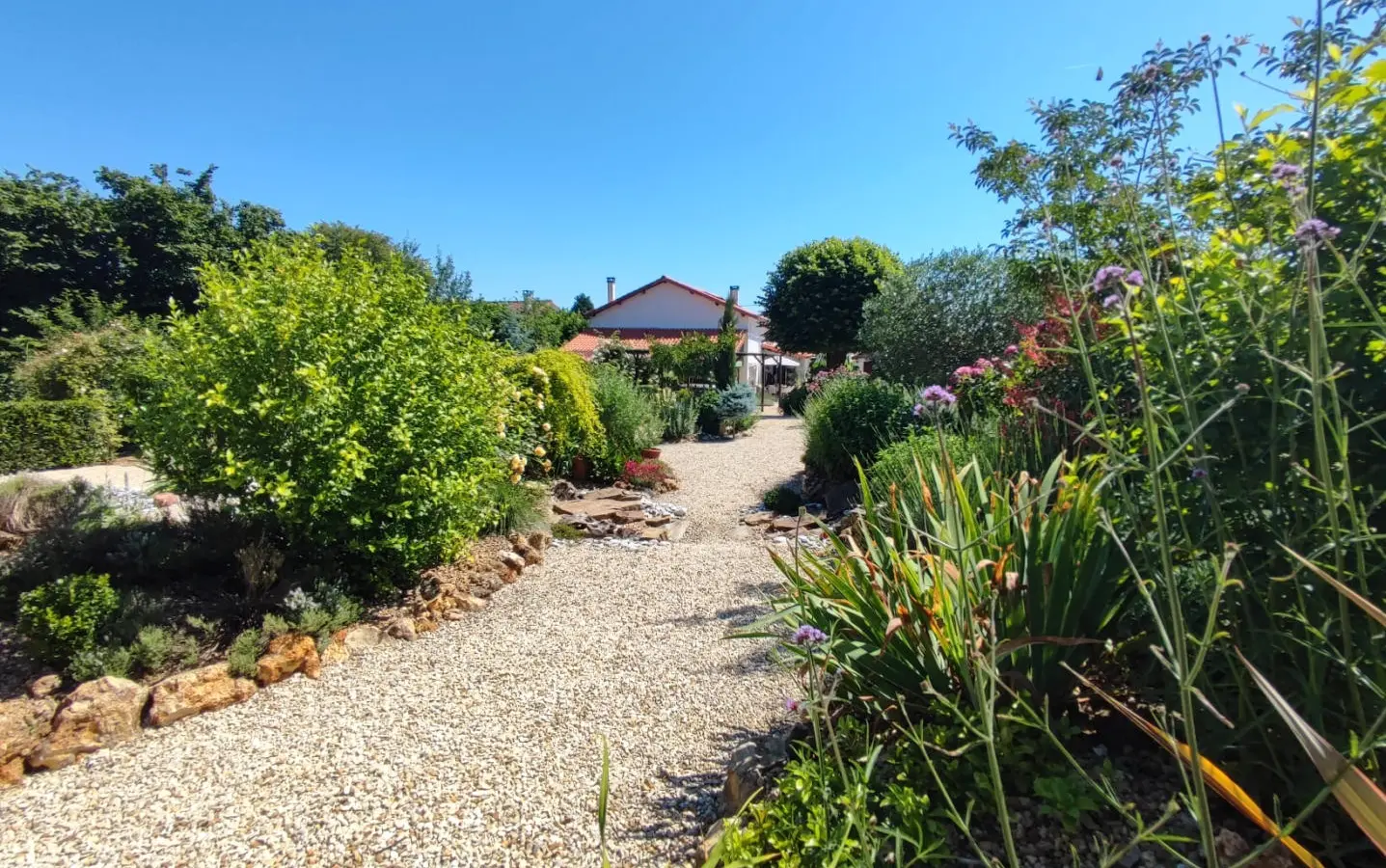 Apartment Of 100 M² With 4 Bedrooms, 2 Bathrooms, Garden, Close To Shops In Nieuil, Charente
