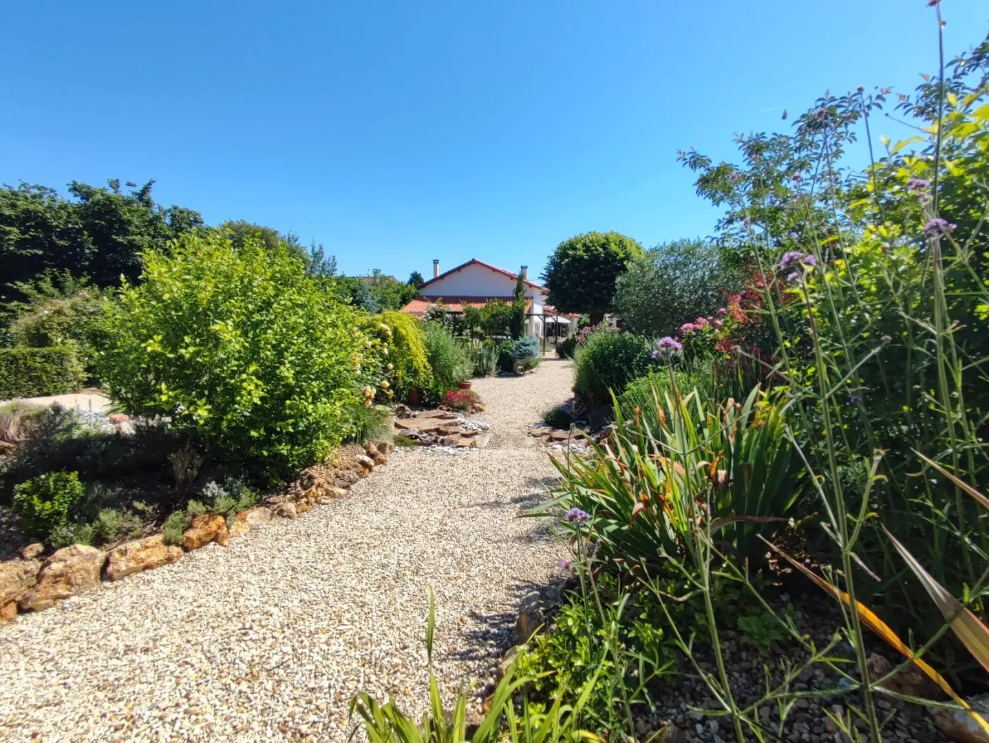 Apartment Of 100 M² With 4 Bedrooms, 2 Bathrooms, Garden, Close To Shops In Nieuil, Charente