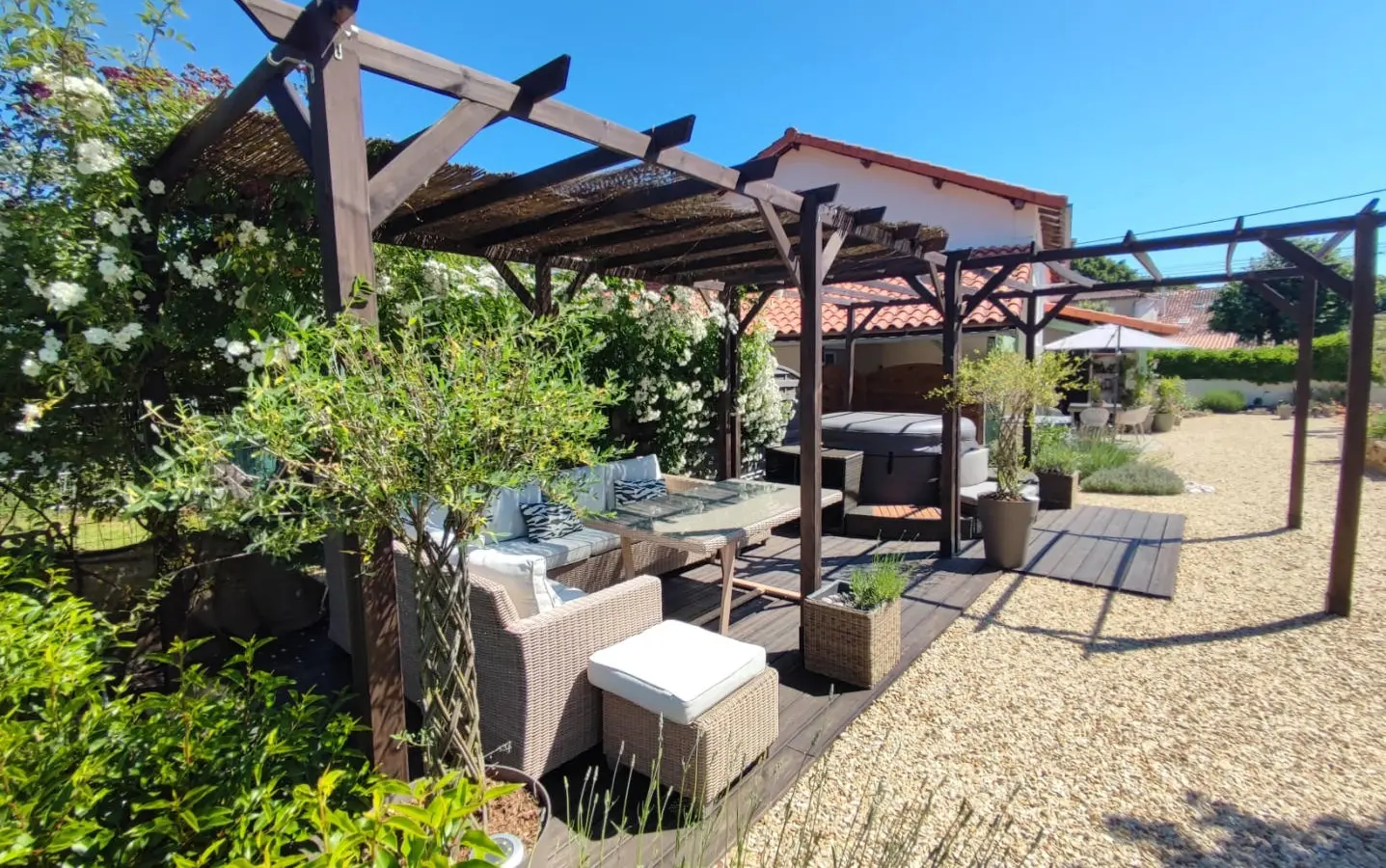 Apartment Of 100 M² With 4 Bedrooms, 2 Bathrooms, Garden, Close To Shops In Nieuil, Charente