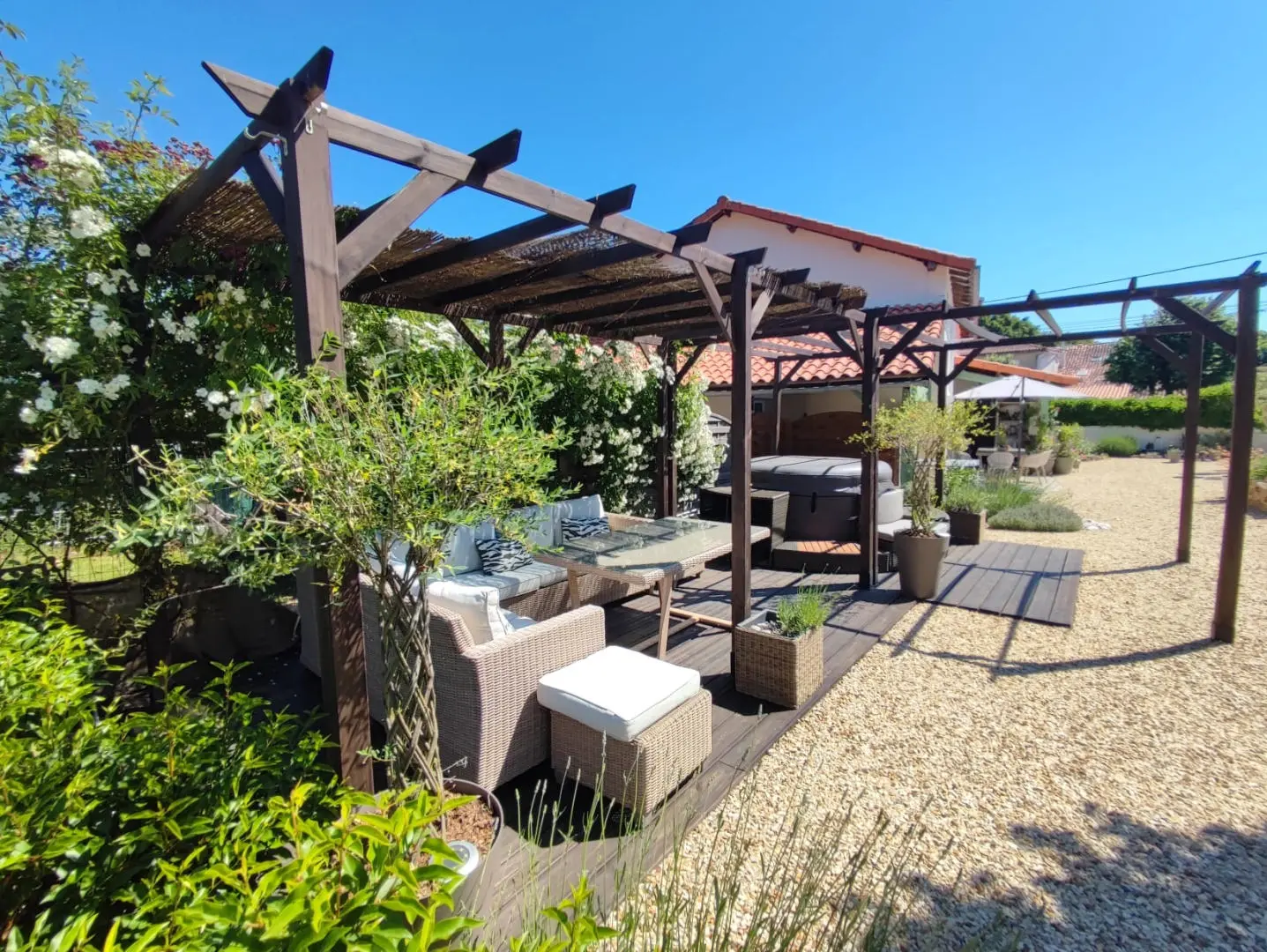Apartment Of 100 M² With 4 Bedrooms, 2 Bathrooms, Garden, Close To Shops In Nieuil, Charente