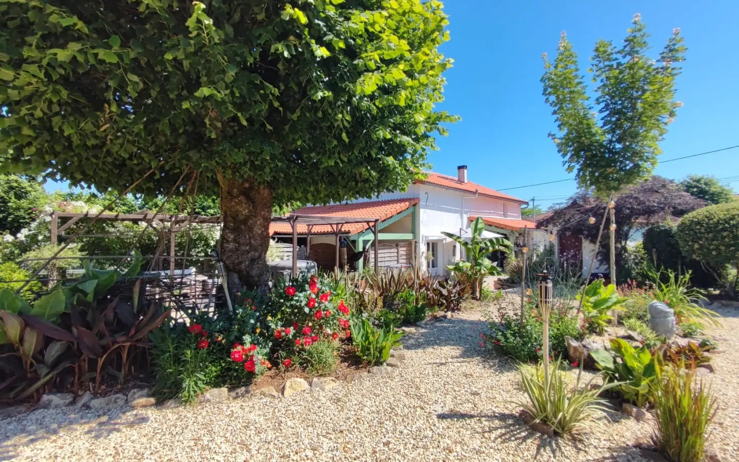 Apartment Of 100 M² With 4 Bedrooms, 2 Bathrooms, Garden, Close To Shops In Nieuil, Charente