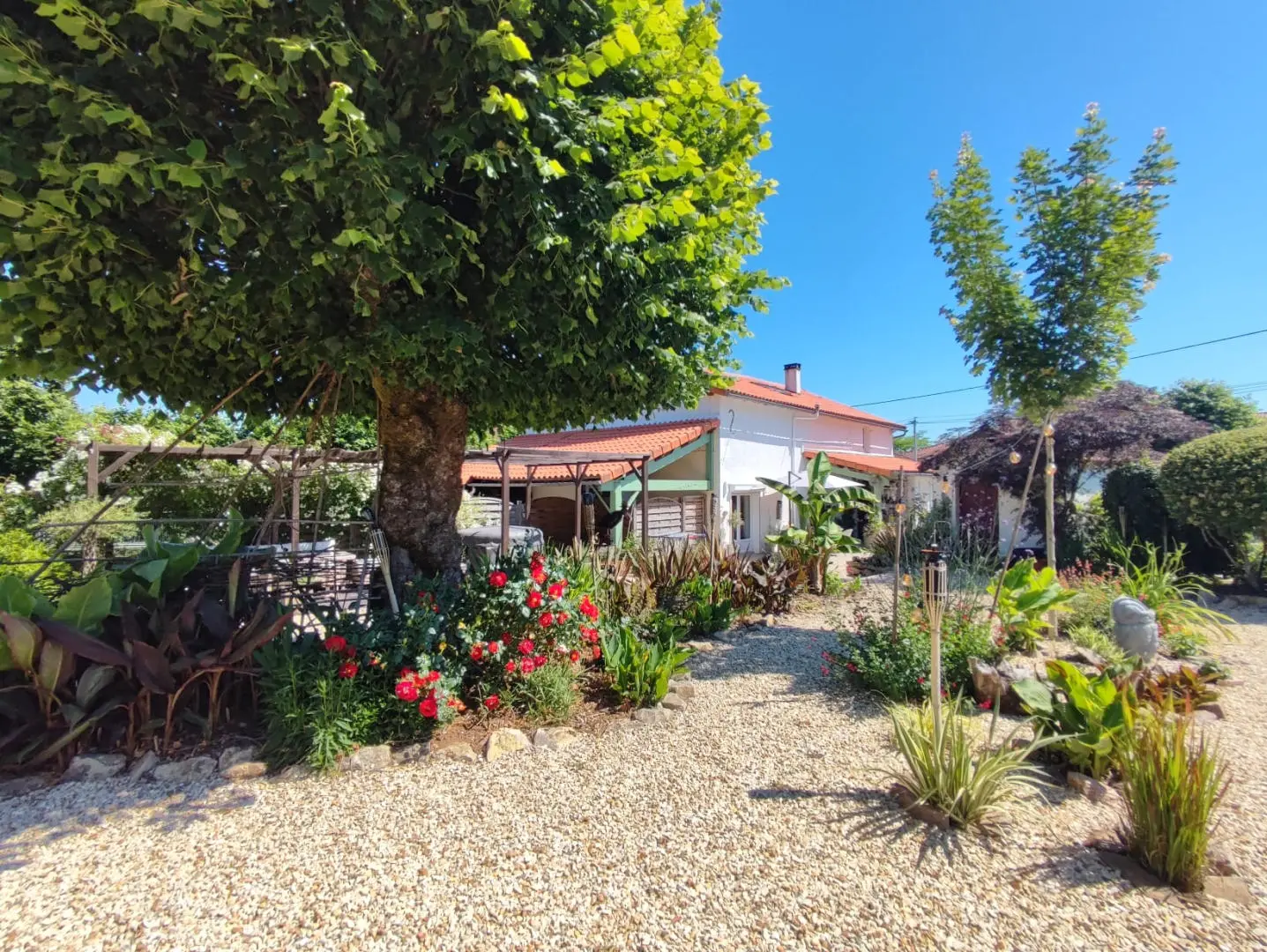 Apartment Of 100 M² With 4 Bedrooms, 2 Bathrooms, Garden, Close To Shops In Nieuil, Charente
