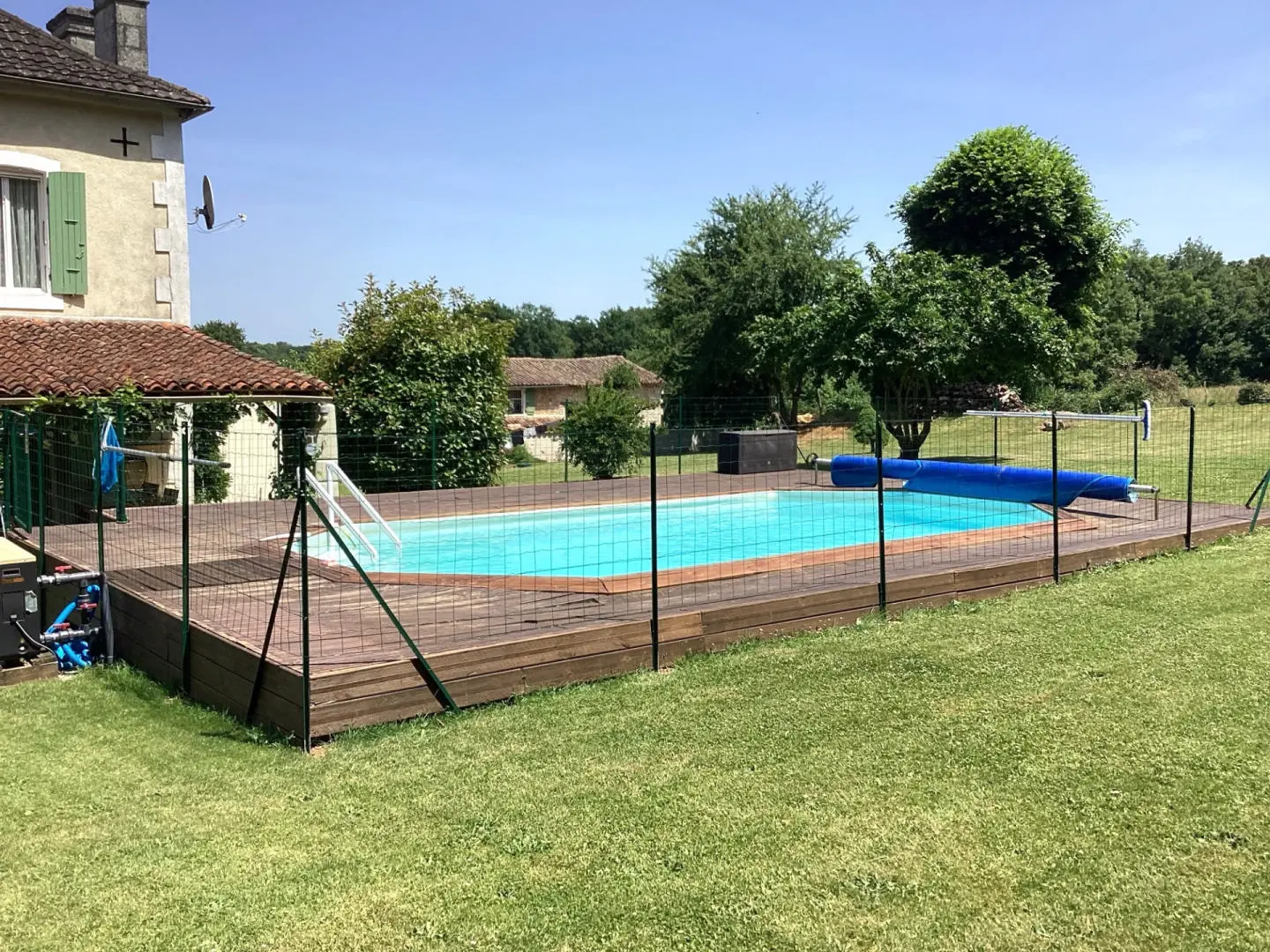 Detached Village House Of 160 M² With 3 Bedrooms, 1 Bedroom Stone Guest House, Garage, Outbuildings, Pool, Views In Nr Chef Boutonne- Deux-sèvres