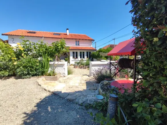 Apartment Of 100 M² With 4 Bedrooms, 2 Bathrooms, Garden, Close To Shops In Nieuil, Charente