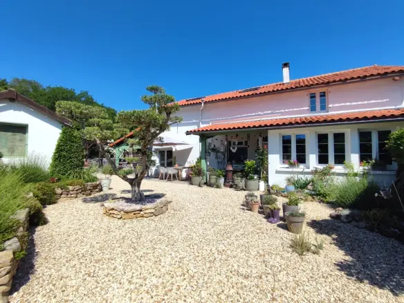 Apartment Of 100 M² With 4 Bedrooms, 2 Bathrooms, Garden, Close To Shops In Nieuil, Charente