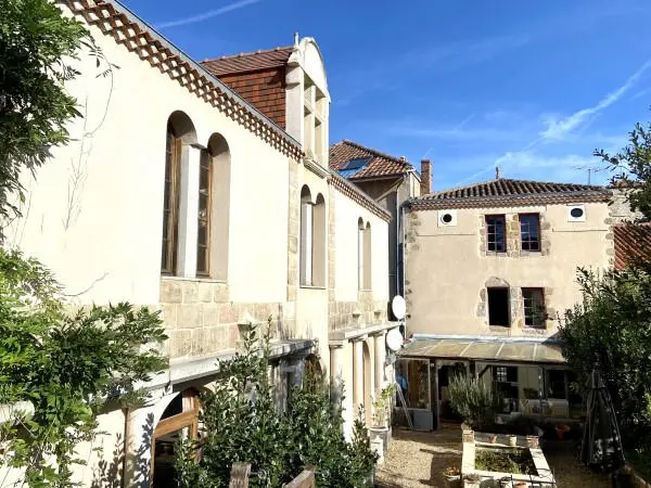 Character 4-bedroom Property Of 200 M² With Garden, Folly In Confolens