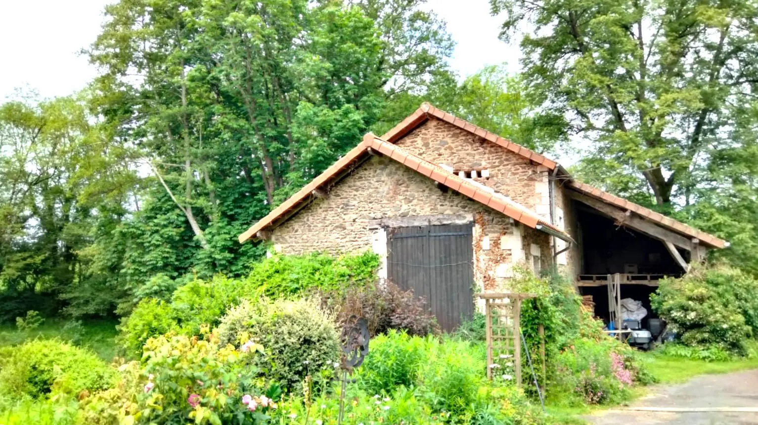 House Of 4 Beds With Riverside Outbuildings In Old Mill