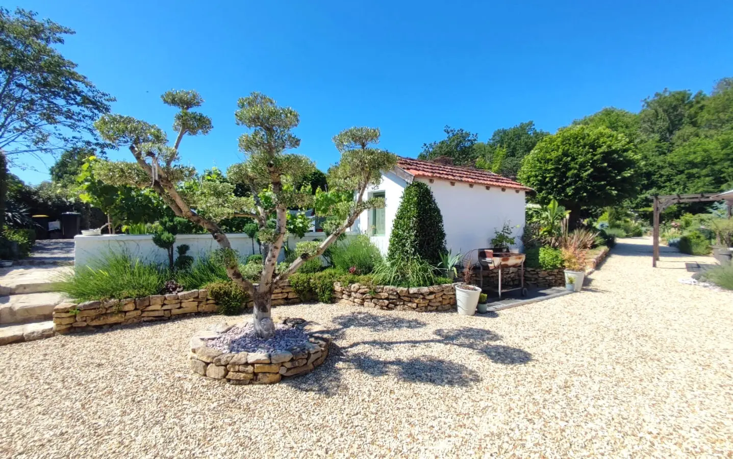 Apartment Of 100 M² With 4 Bedrooms, 2 Bathrooms, Garden, Close To Shops In Nieuil, Charente