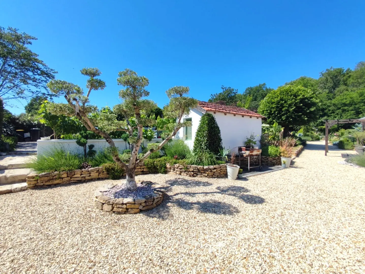 Apartment Of 100 M² With 4 Bedrooms, 2 Bathrooms, Garden, Close To Shops In Nieuil, Charente