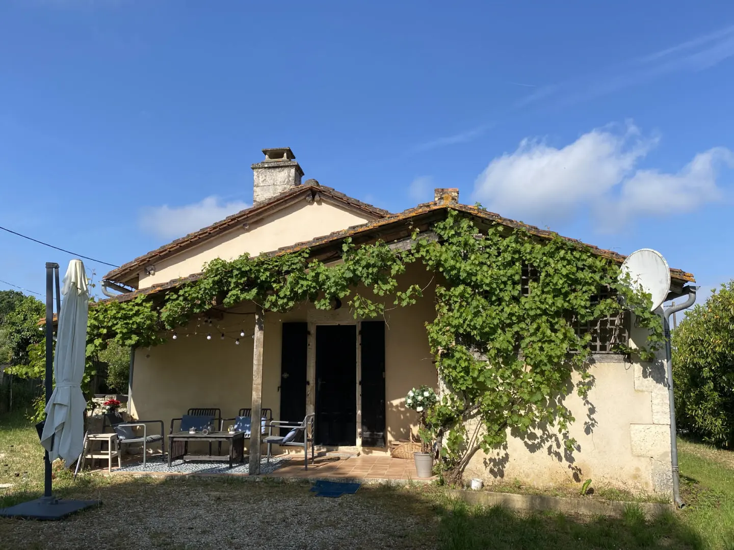 Stone Cottage Of 95 M² With Hamlet Location In Aubeterre Sur Dronne