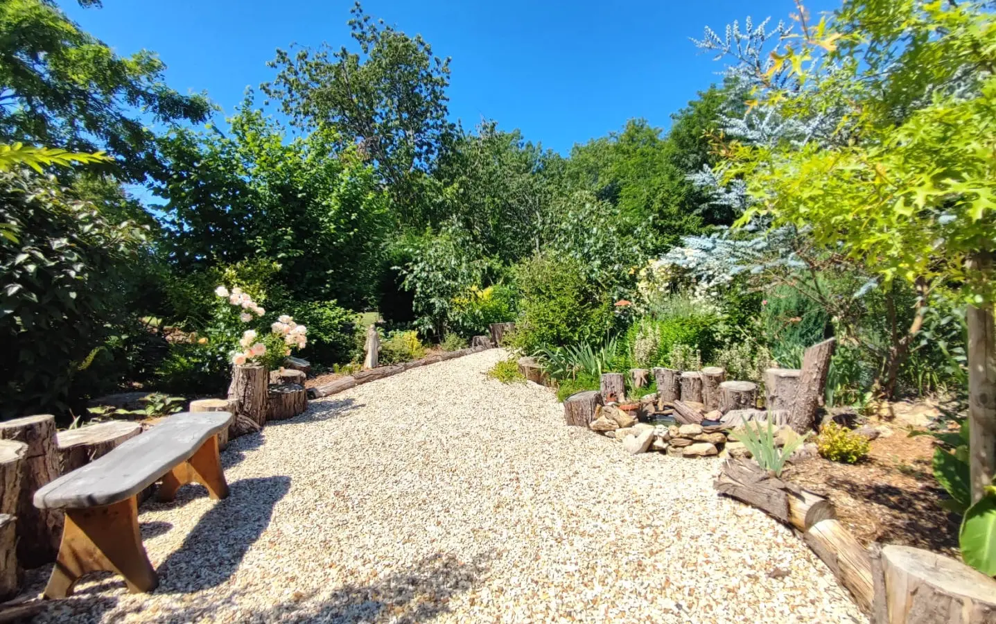 Apartment Of 100 M² With 4 Bedrooms, 2 Bathrooms, Garden, Close To Shops In Nieuil, Charente
