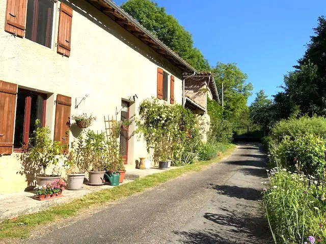 House Of 4 Beds With Riverside Outbuildings In Old Mill