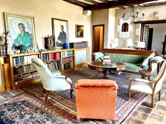 6-bedroom House In Confolens, France (359 M²)